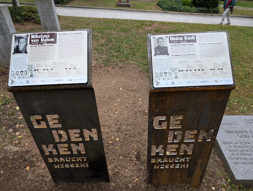 F&uuml;r die Sondersh&auml;user NS-Opfer Heinz Koch und Nikolaus von Halem wurden auf dem Ehrenhain neue Informationstafeln &uuml;ber ihr Leben und Wirken erstellt (Foto: Janine Skara)