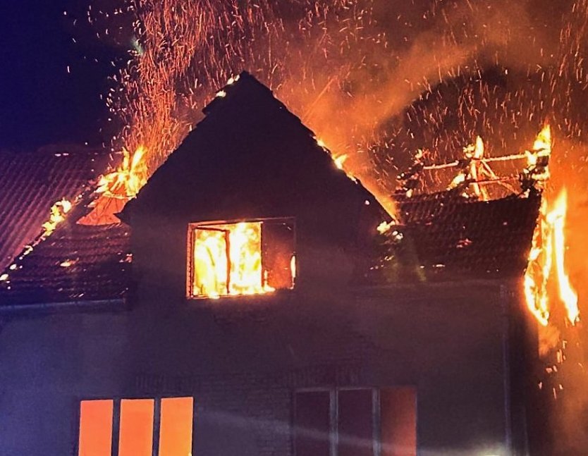 Wohnhaus in Flammen (Foto: Feuerwehr)