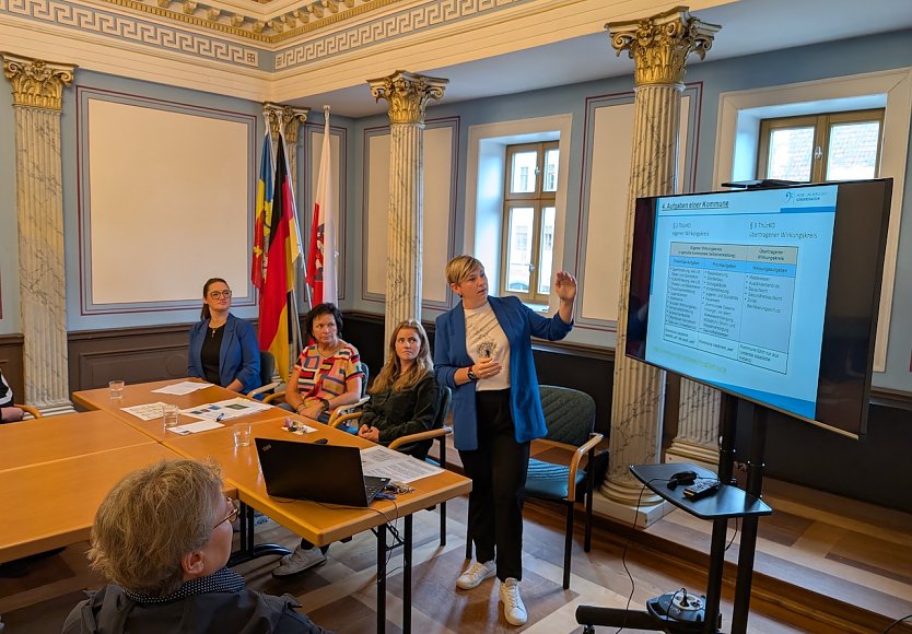 Christin Nowak (re.) erläuterte die Aufgaben der Stadtverwaltung (Foto: Janine Skara) Christin Nowak (re.) erläuterte die Aufgaben der Stadtverwaltung (Foto: Janine Skara)