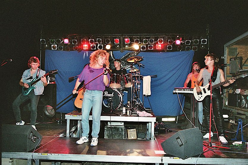 Ein Foto aus vergangenen Tagen: PAN mit S&auml;nger Kay Amrell im Konzert (Foto: Franz Karafka)