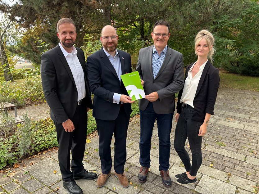 Neue Partnerschaft: Die Hochschule Nordhausen und die BTT Solutions GER GmbH vereinbaren eine enge Zusammenarbeit. (Foto: Tina Bergknapp)