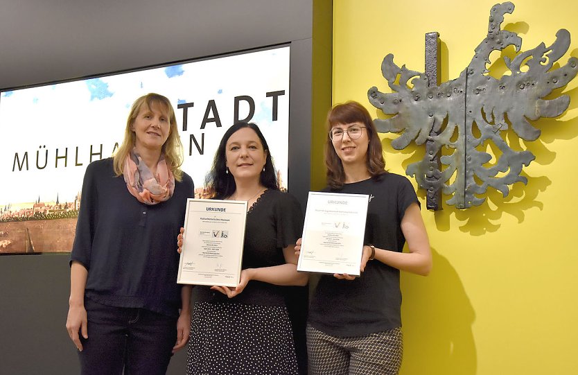 &Uuml;bergabe der Zertifikate an die M&uuml;hlh&auml;user Museen Peggy Fau&szlig;, Susanne Kimmig-V&ouml;lkner, Sarah P&ouml;nicke (v.l.) (Foto: Matthias Nolte, M&uuml;hlh&auml;user Museen)