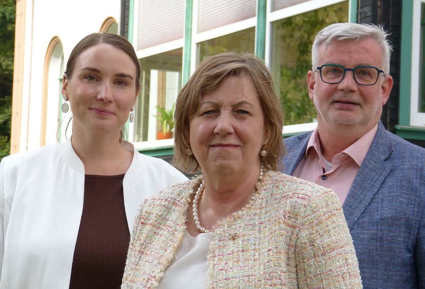 Th&uuml;ringens Ministerin Katharina Schenk nahm sich viel Zeit, trug detailliert vor und wollte Fotos mit Auszubildenden -Klassen, die weiter aktiv begleitet werden sollen. Im Bild: Martina R&ouml;der, Deutscher Pflegeverband DPV und Neanderklinik Harzwald sowie der I. Beigeordnete des Landrates vom LK Nordhausen, Stefan N&uuml;&szlig;le. Katharina Schenk ist die Th&uuml;ringer Ministerin f&uuml;r Arbeit, Soziales, Gesundheit, Frauen und Familie. (Foto: Tim Sch&auml;fer)