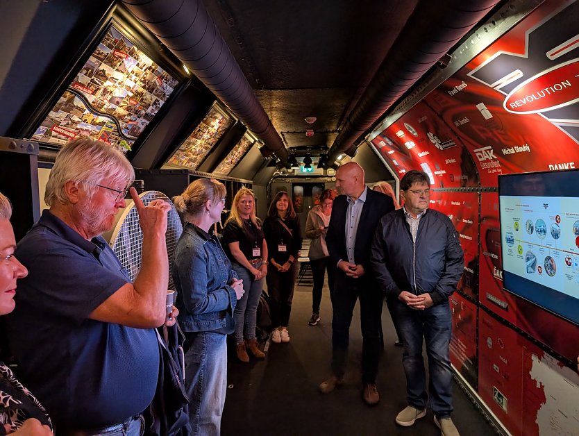Beeindruckend aufbereitet: Der Revolution Train zeigt im Inneren eine erdr&uuml;ckend realit&auml;tsnahe Reise durch die Drogensucht. 2.v.re. B&uuml;rgermeister Steffen Grimm (Foto: Janine Skara)