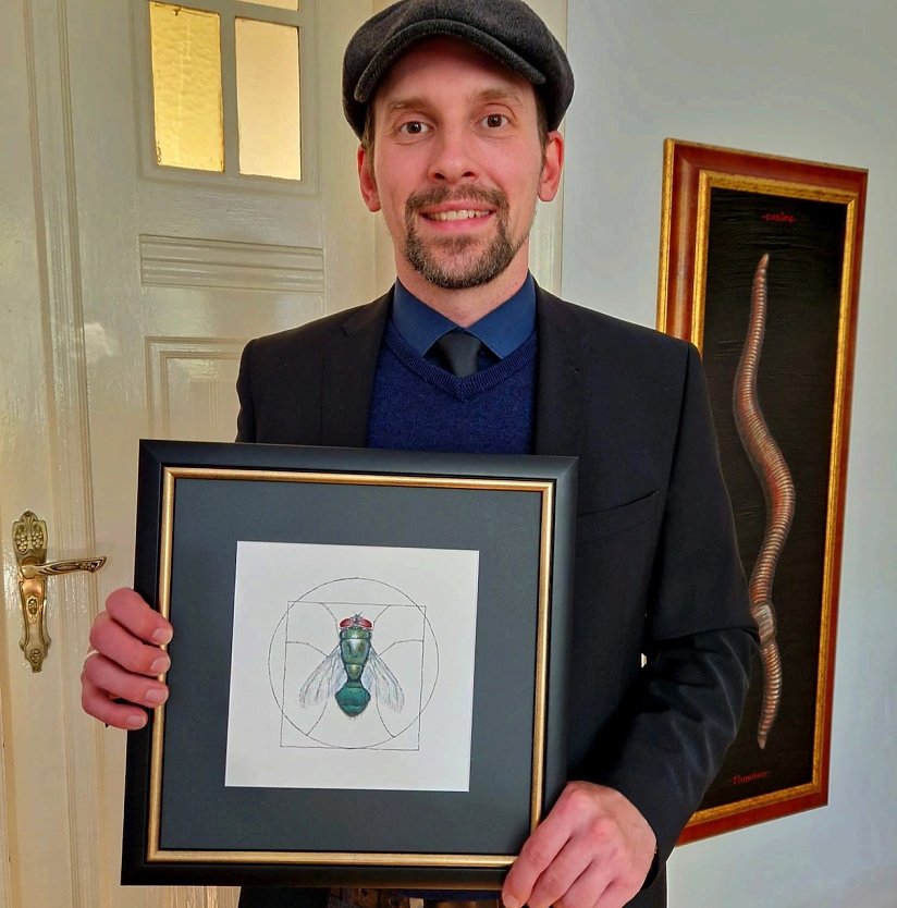 K&uuml;nstler Jan Olschewski mit seinem Kunstwerk "Mehr Fliege wagen" (Foto: jan Olschewski (privat))