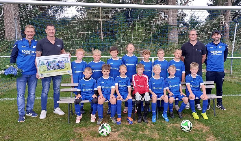 Neue Trikots f&uuml;r die jungen Kicker der SpG Gro&szlig;wechsungen/Werther (Foto: Nadine Oppermann)