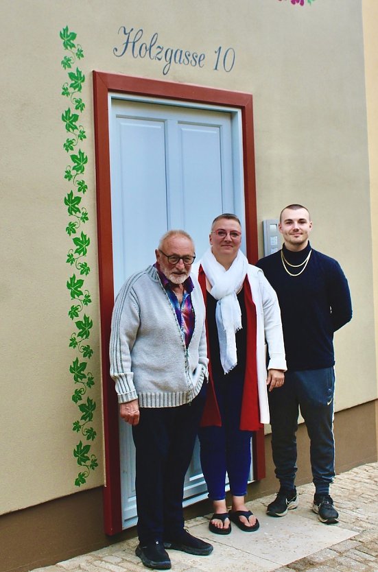 Drei Generationen vor dem neuen Objekt: Hans-Otto Anton, Alexandra und Max Anton-Dollhofer (Foto: Eva Maria Wiegand)