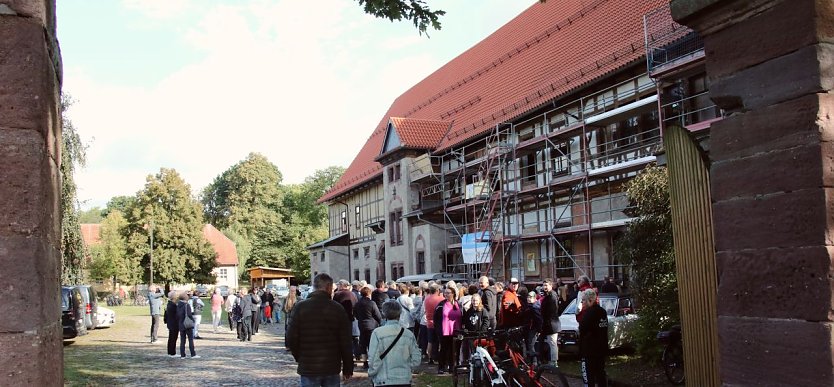Am Spiegel'schen Haus in Werna fanden sich heute viele neugierige Besucher ein (Foto: agl)