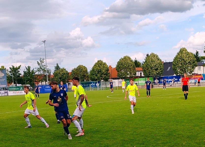 Der FSV Preu&szlig;en (in gelb) konnte in Arnstadt trotz guter Chancen kein Tor erzielen  (Foto: Benno Harbauer)