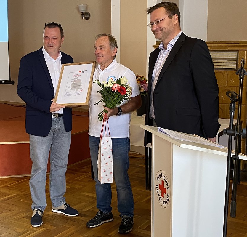 Auszeichnung f&uuml;r Jahrelanges Ehrenamtliches Engagement f&uuml;r Lothar Girschele - Landtagsabgeordneter Stefan Schard (re.); Sven Oesterheld Vorstandsvorsitzender DRK Kyffh&auml;userkreisverband (li) &uuml;berreichen die Ehrung (Foto: DRK)