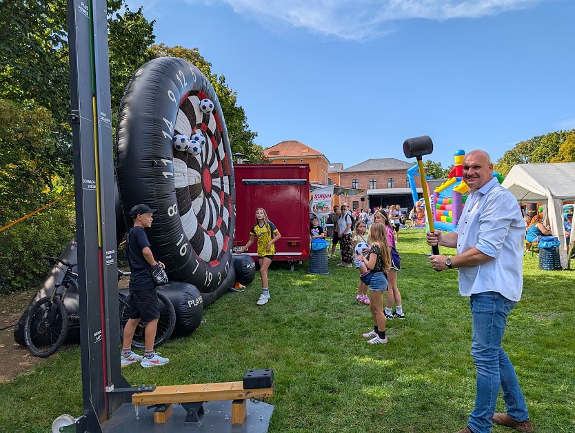 B&uuml;rgermeister Steffen Grimm zeigte seine Durchsetzungskraft bei "Hau den Lukas" (Foto: Janine Skara)