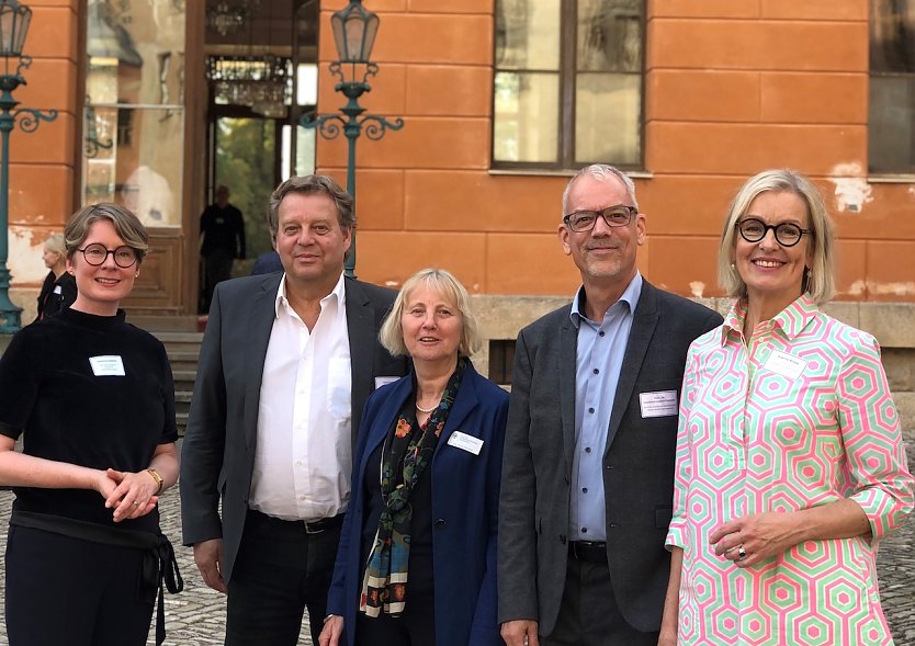 (v.l.n.r.): Patricia Alberth (Staatliche Schl&ouml;sser und G&auml;rten Berlin-Brandenburg), Cord Panning (Stiftung F&uuml;rst-P&uuml;ckler-Park Bad Muskau), Prof. Dr. Christoph Martin Vogtherr (Stiftung Preu&szlig;ische Schl&ouml;sser und G&auml;rten Berlin-Brandenburg), Kirsten Worms (Staatliche Schl&ouml;sser und G&auml;rten Hessen), (Foto: STSG, Franz Nagel)