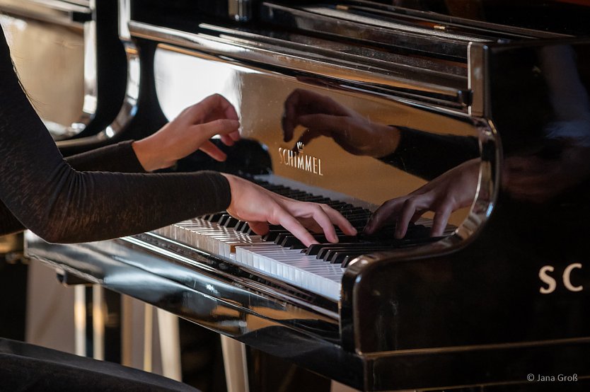 Liedbegleitung am Klavier (Foto: Jana Gro&szlig;)