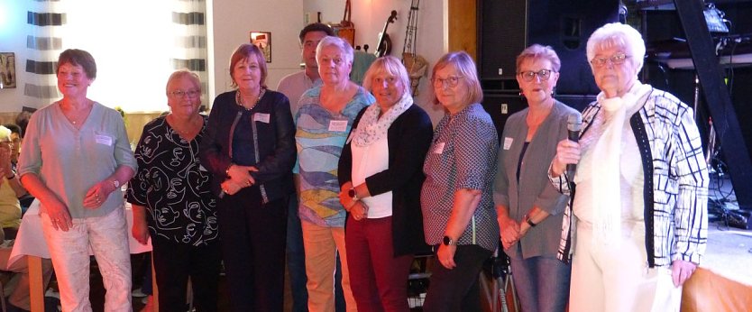 W&uuml;rdigung ehrenamtlicher Unterst&uuml;tzung, im Bild: die Frauen Schwolow, Rothg&auml;nger, Hoffmann, J&uuml;lich, R&ouml;der, Klante, R&ouml;mer, Wei&szlig;, Ortschaftsb&uuml;rgermeister Apel. Nicht im Bild: Frauen Dr. Zyrus, Faupel, Meister und Herr Erfurt. Zus&auml;tzlich geehrt wurde Frau Probst, stellvertretend auch f&uuml;r das ganze Team vom Sachswerfer Handwagen (Foto: Tim Sch&auml;fer)