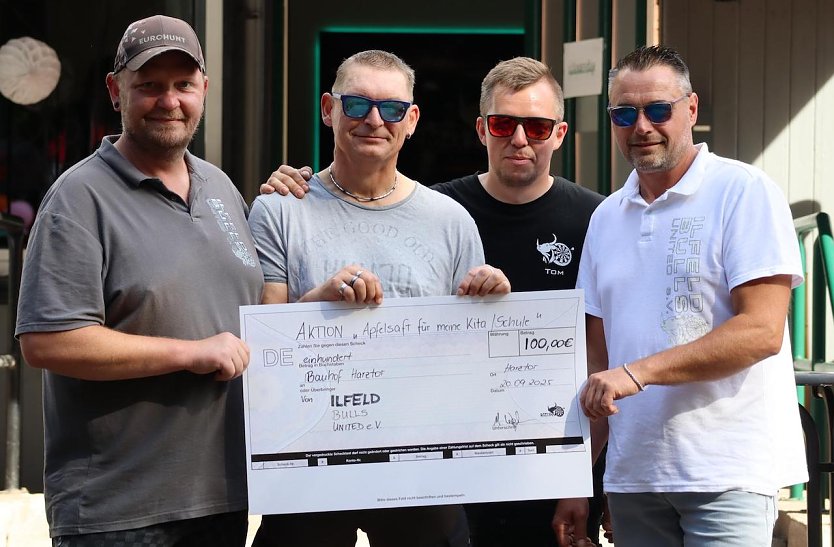 Spenden&uuml;bergabe beim Kinderfest (Foto: IBU)