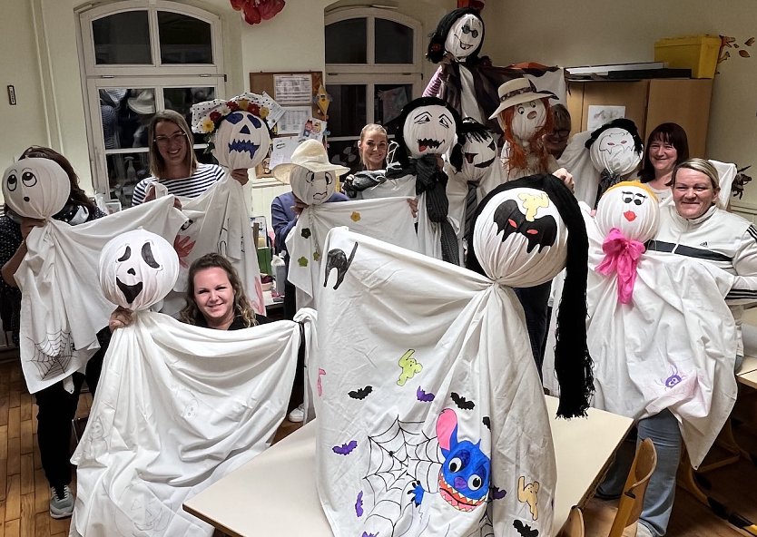 Eltern basteln f&uuml;r das Hexenfest in Udersleben (Foto: Elisabeth Gattermann)
