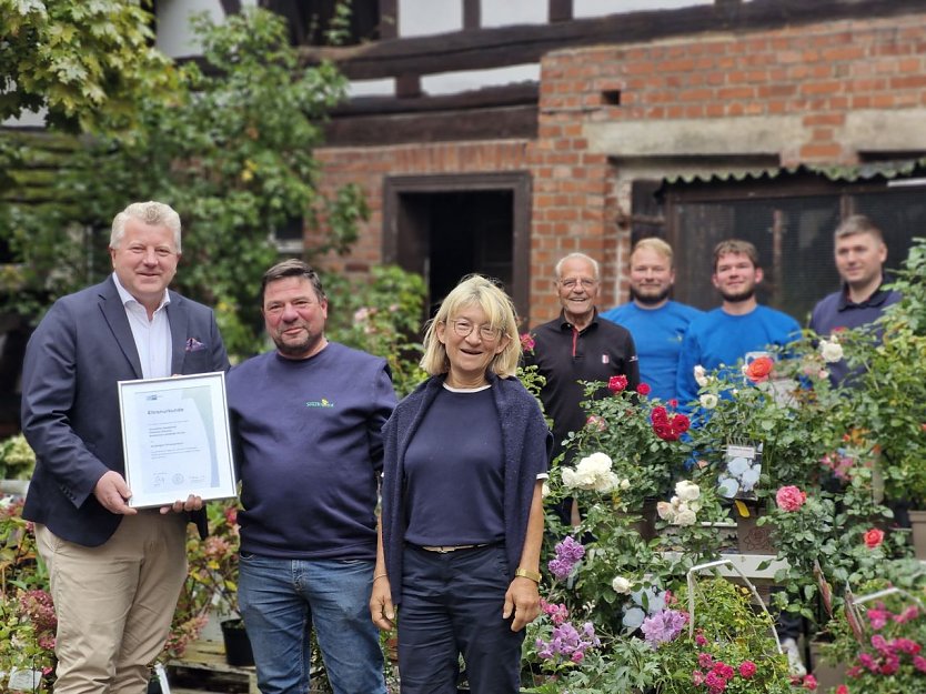 Christian B&ouml;duel, der Leiter der Industrie- und Handelskammer in Nordth&uuml;ringen, &uuml;bergibt die Urkunde an Sebastian und Susanne Albrecht. Au&szlig;erdem auf dem Foto hinten von links Karl-Heinz Lorenz, Hannes und Leon Albrecht und Marcel Wenderott. (Foto: Evelyn Rohrberg-Funke)