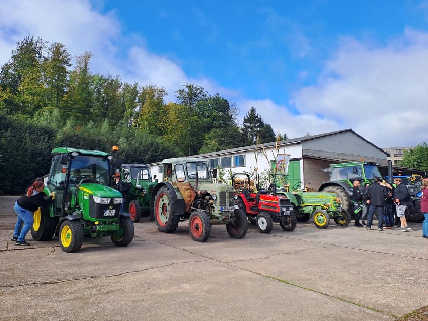 Zum Erntedankfest wird auch die Traktorparade wieder erwartet (Foto: FV Dorfgemeinschaft S&uuml;lzhayn)