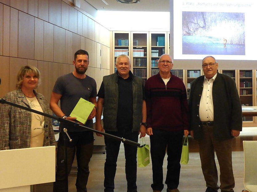 Pr&auml;mierung der Preistr&auml;ger des Fotowettbewerbs 2025, v.l.: Astrid Koschorrek, Michael Kr&uuml;ger, Ulrich Kr&auml;mer, Manfred G&ouml;sel, Egon Primas (Foto: LPV S&uuml;dharz/ Kyffh&auml;user)