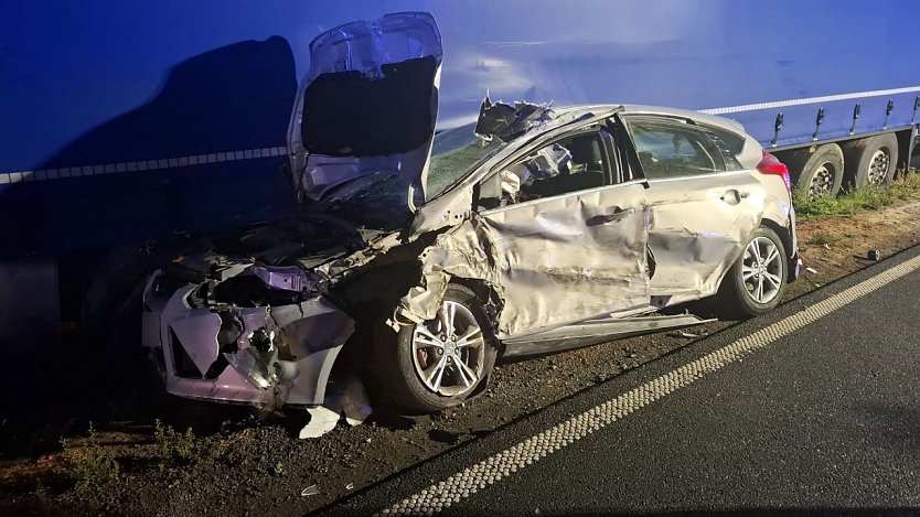 Unfallwagen auf der B243 (Foto: S. Dietzel) Unfallwagen auf der B243 (Foto: S. Dietzel)