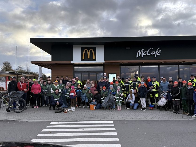 Über 60 Helfer fanden sich für die Müllsammelaktion in Breitenbach (Foto: Stadt Leinefelde-Worbis) Über 60 Helfer fanden sich für die Müllsammelaktion in Breitenbach (Foto: Stadt Leinefelde-Worbis)