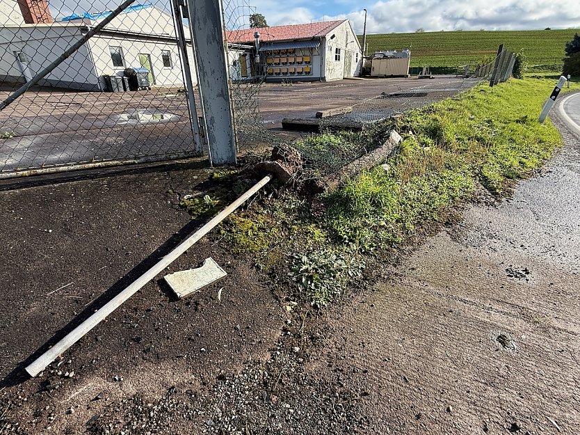Viel Schaden und vom Verursacher bisher keine Spur (Foto: S. Dietzel) Viel Schaden und vom Verursacher bisher keine Spur (Foto: S. Dietzel)