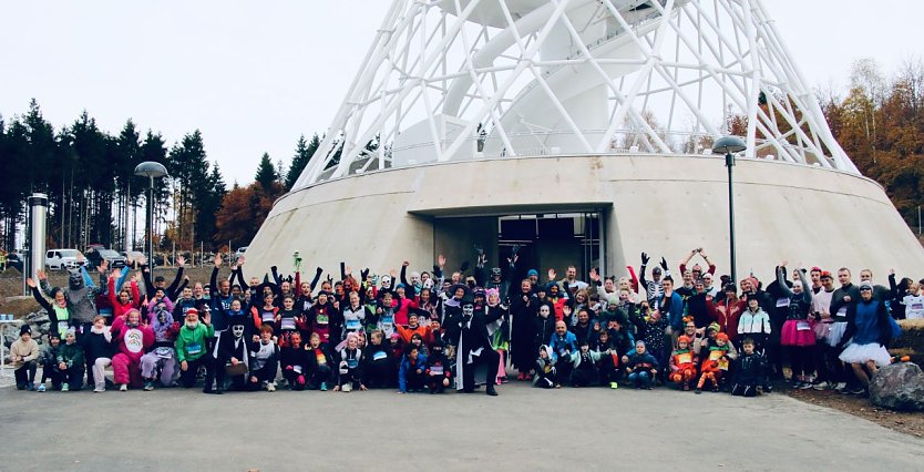 Hunderte Läuferinnen und Läufer kamen zum Hexenbesen, die meisten kostümiert (Foto: agl) Hunderte Läuferinnen und Läufer kamen zum Hexenbesen, die meisten kostümiert (Foto: agl)