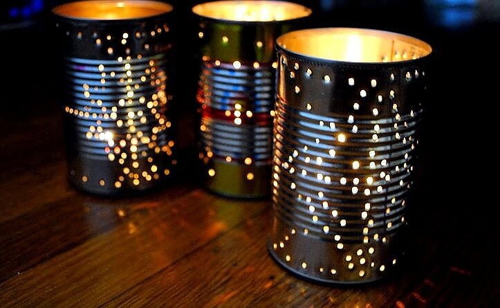 Beim KIlA werden für Martini die Blechdosenlaternen vorbereitet (Foto: Grit Scholz) Beim KIlA werden für Martini die Blechdosenlaternen vorbereitet (Foto: Grit Scholz)