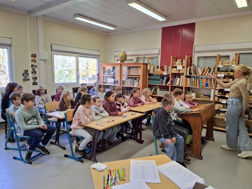 Die dritten Klassen der Grundschule K&auml;the-Kollwitz zu Gast im Schulmuseum (Foto: Schulmuseum am F&ouml;rderzentrum �J. H. Pestalozzi� / Carolin Biller)