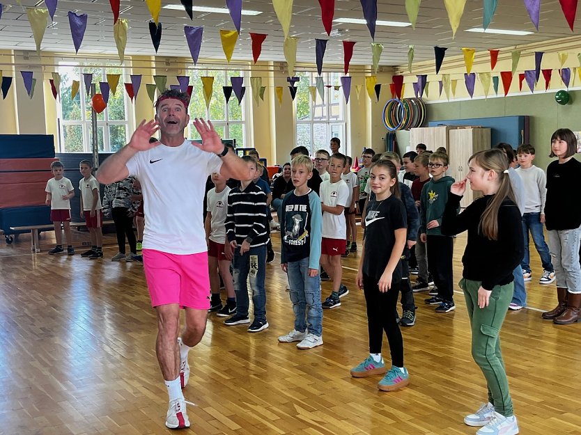 Let&acute;s dance for Kids � das coole Bewegungsprojekt mit Michael Hirschel in der Grundschule in Udersleben (Foto: Elisabeth Gattermann)