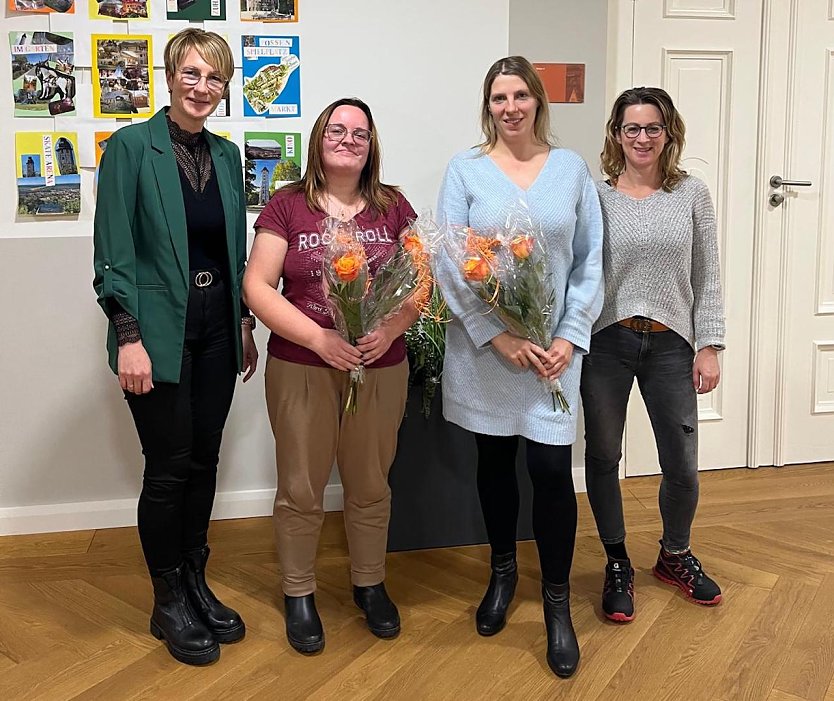 Mareen Biedermann, Fachbereichsleiterin Kinder, Jugend und Sport (li.), Jaqueline Lange, Sachgebietsleiterin Kitas (re.), Kita-Stadtelternsprecherin Doris Herrmann (2.v.re.) und ihre Stellvertreterin Babette Esche (2.v.li.). (Foto: Janine Skara)