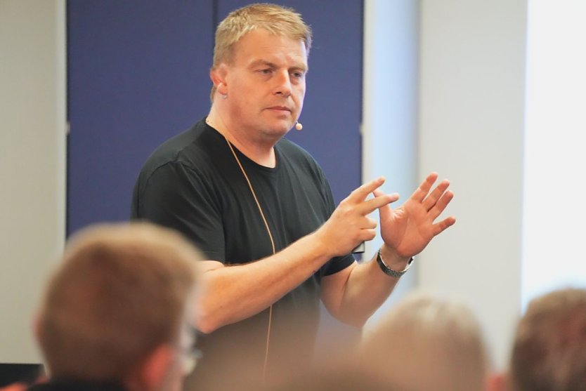 Immobilienwertermittler/Immobilienbewerter Lutz Engelhardt veranschaulicht L&ouml;sungen von barrierefreien Wohnungen (Foto: IET)