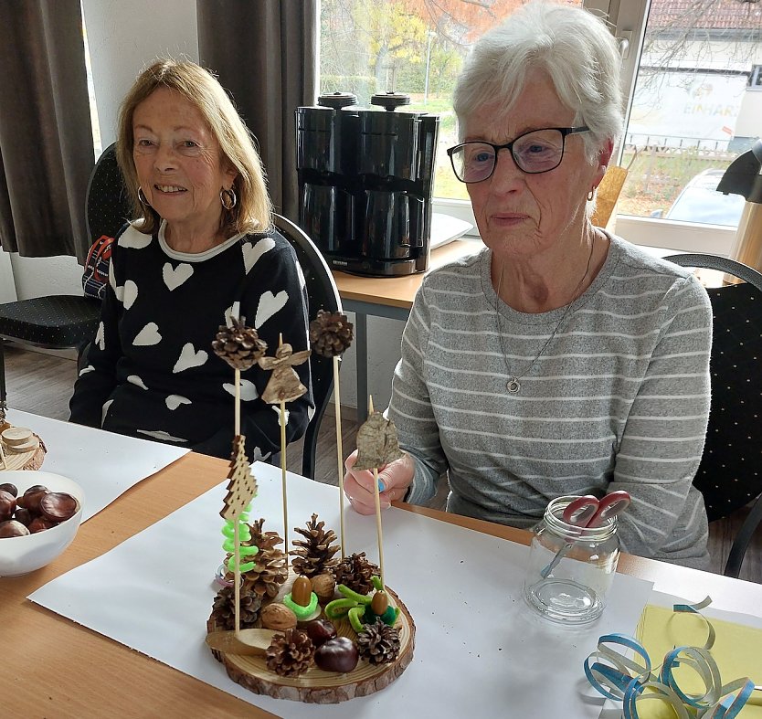 Weihnachtsbasteln im Seniorentreff Jecha (Foto: Wolfgang Dittrich)