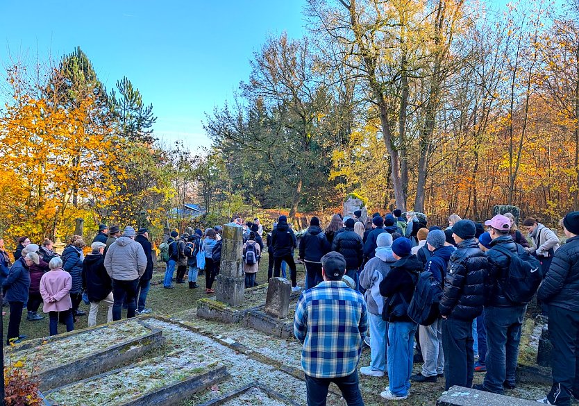 &Uuml;ber 100 Menschen nahmen an der Gedenkfeier zur Pogromnacht auf dem j&uuml;dischen Friedhof in Sondershausen teil. (Foto: Janine Skara)