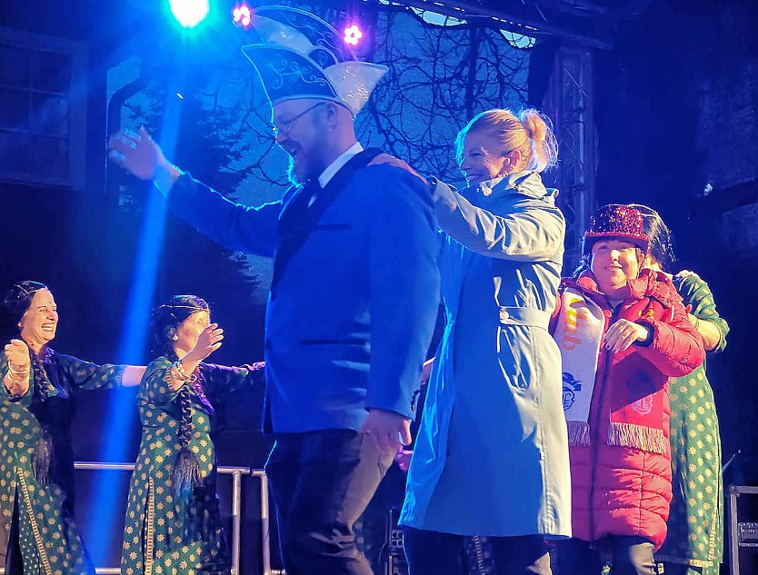 Schlüsselübergabe am Nordhäuser Rathaus: eine Bürgermeisterin unter Narren (Foto: P.Blei) Schlüsselübergabe am Nordhäuser Rathaus: eine Bürgermeisterin unter Narren (Foto: P.Blei)