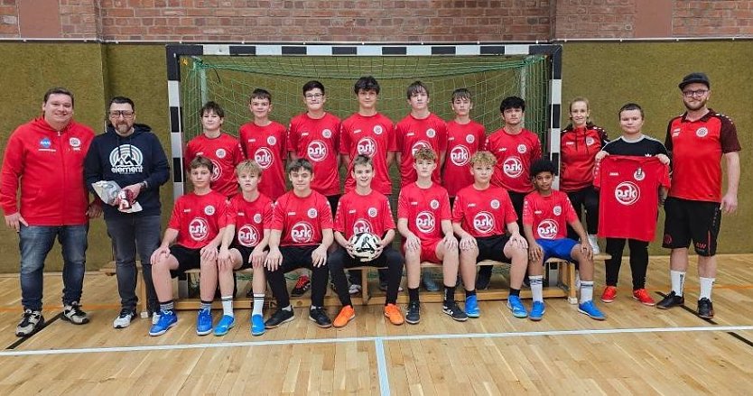 Neue Trainingsshirts f&uuml;r Salzas C-Junioren (Foto: M.Kirchhoff)