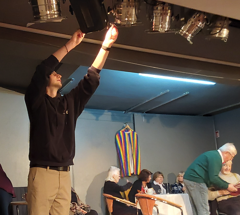 Florian Brandner schraubt, die Silberdisteln &uuml;ben (Foto: A. Eisner)