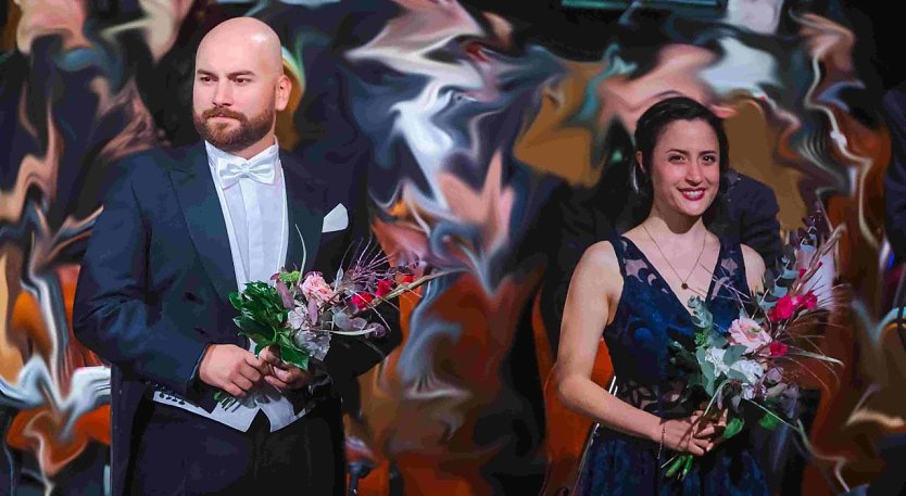 Die Ensemblemitglieder Yuval Oren (Sopran) und Florian Tavic (Bariton) (Foto: Theater Nordhausen)