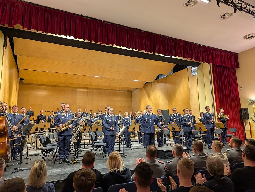 Oberstleutnant Dr. Tobias Wunderle (Mitte vorn) und das Luftwaffenmusikkorps Erfurt begeisterten rund 250 Besucher im Haus der Kunst (Foto: Janine Skara)
