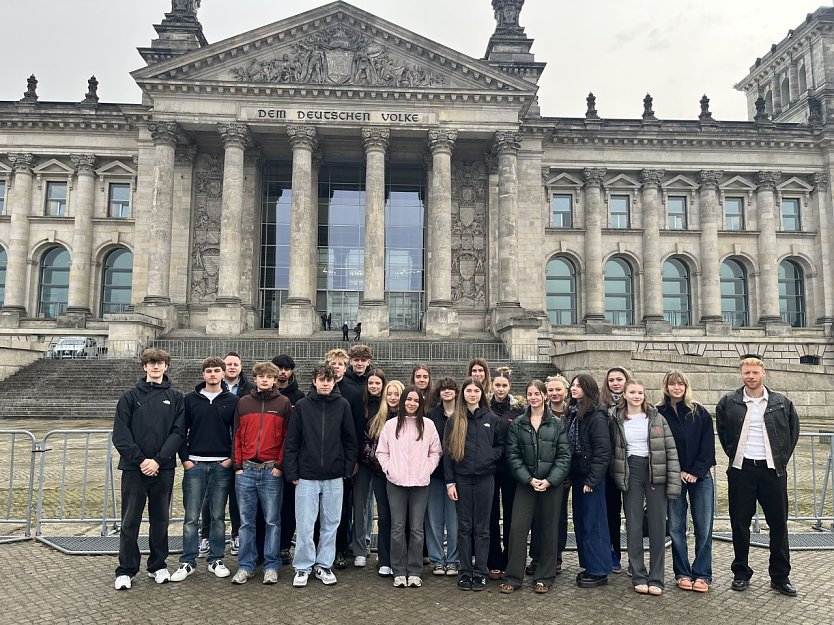 Der Kurs vor dem Bundestag (Foto: Humboldt-Gymnasium) Der Kurs vor dem Bundestag (Foto: Humboldt-Gymnasium)