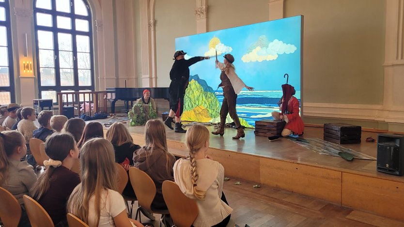Das White Horse Theatre war wieder zu Gast am Humboldt-Gymnasium (Foto: Humboldt-Gymnasium) Das White Horse Theatre war wieder zu Gast am Humboldt-Gymnasium (Foto: Humboldt-Gymnasium)