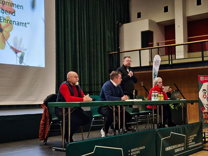 Von links: Bernd Preis, B&uuml;rgermeister Christian Zwingmann, LGS-Gesch&auml;ftsf&uuml;hrer Stefan Nolte und Daniela Prei&szlig; vom LGS-Team.  (Foto: Ilka K&uuml;hn)