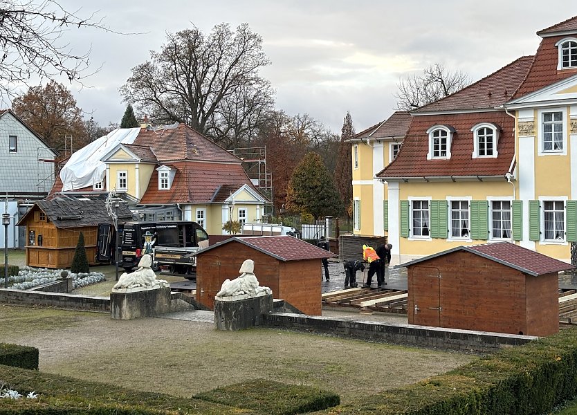Noch wird im Kurpark flei&szlig;ig gewerkelt: Am 28. November wird die Eisbahn er&ouml;ffnet  (Foto: oas)