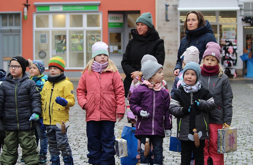 Kita "Haus Kinderland" bei der Weihnachtsbaumschm&uuml;ckaktion in Bad Langensalza (Foto: Eva Maria Wiegand)