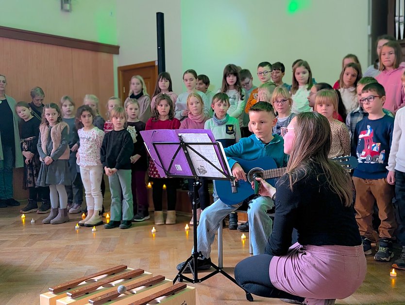 Kleine Talente ganz gro&szlig;: An eigenen Instrumenten oder im Chor begeisterte der Schulchor der Grundschule K&auml;the Kollwitz (Foto: Janine Skara)