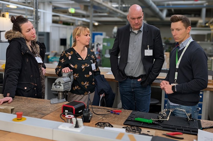 Ausbildungsleiter Marcel Matschke (re.) f&uuml;hrte Claudia Langhammer, Stabsstellenleiterin f&uuml;r Kultur, Tourismus & Wirtschaftsf&ouml;rderung (li.), Katrin Kilian, Mitarbeiterin der Wirtschaftsf&ouml;rderung der Stadt Sondershausen (2.v.li.), und B&uuml;rgermeister Steffen Grimm (2.v.re.) durch die Ausbildungswerkstatt bei WAGO (Foto: Janine Skara)