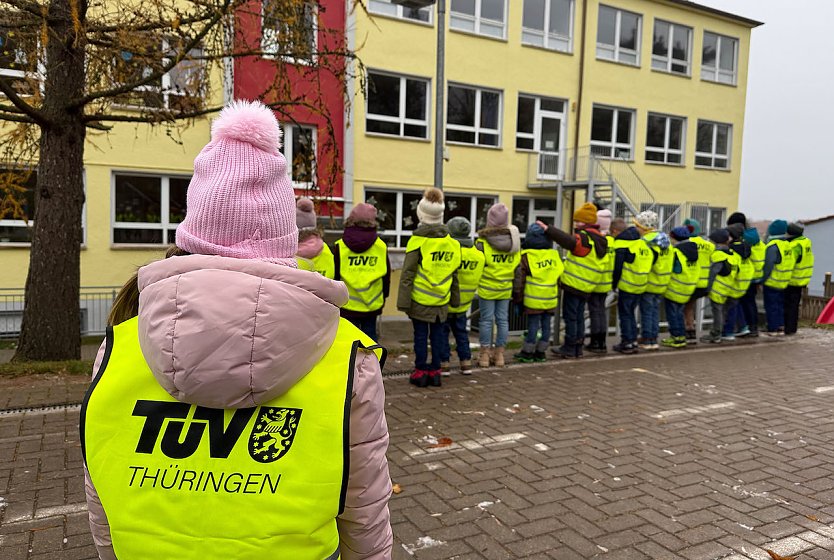 Warnwesten für Kinder der Grundschule Pfaffschwende (Foto: TÜV Thüringen) Warnwesten für Kinder der Grundschule Pfaffschwende (Foto: TÜV Thüringen)