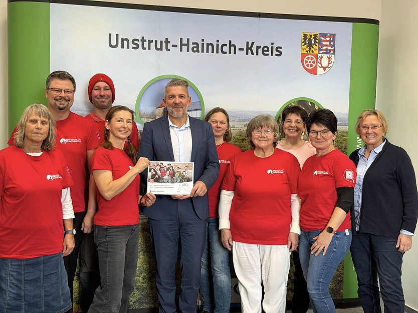 Ein Teil der Gästeführerzunft Bad Langensalza bei Landrat Thomas Ahke (Foto: Ronja Rothe) Ein Teil der Gästeführerzunft Bad Langensalza bei Landrat Thomas Ahke (Foto: Ronja Rothe)