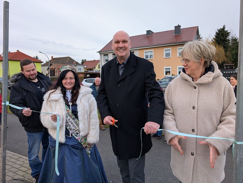 Freuen sich &uuml;ber die Erinnerung an ein St&uuml;ck Sondersh&auml;user Geschichte (v.li.n.re.): Christoph Michael G&ouml;rg, Ortsteilb&uuml;rgermeister von Berka, Blutbuchenk&ouml;nigin Silvia, die I., B&uuml;rgermeister Steffen Grimm und Susanne Pautz-Nissen, Fachgebietsleiterin f&uuml;r Tiefbau und Gr&uuml;n (Foto: Janine Skara)