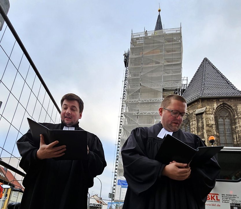 Die Pfarrer Marcus Ebert und Benjamin Themel bei der Andacht nach der Turmbekr&ouml;nung/Das Aufsetzen der Turmhaube mit dem Kran/Das Gebet hoch oben an der Wetterfahne mit Pfarrer Marcus Ebert (Foto: Kirchenkreis M&uuml;hlhausen, Regina Englert)